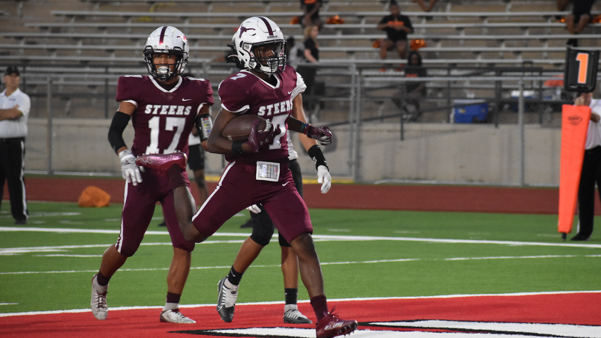 North Side’s Deandre Montgomery scores a touchdown for the Steers during a high school football game against Poly at Clark Stadium in Fort Worth, Texas, Friday, September 30, 2022. North Side won 66-0. (Olivia Luttrell/Special to the Star-Telegram)