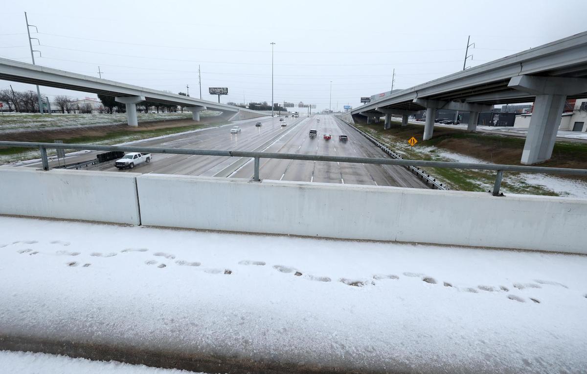 Traffic follows on I-35W as seen from East Vickery Boulevard on South Main Street on Thursday, Jan. 9, 2025, in Fort Worth.