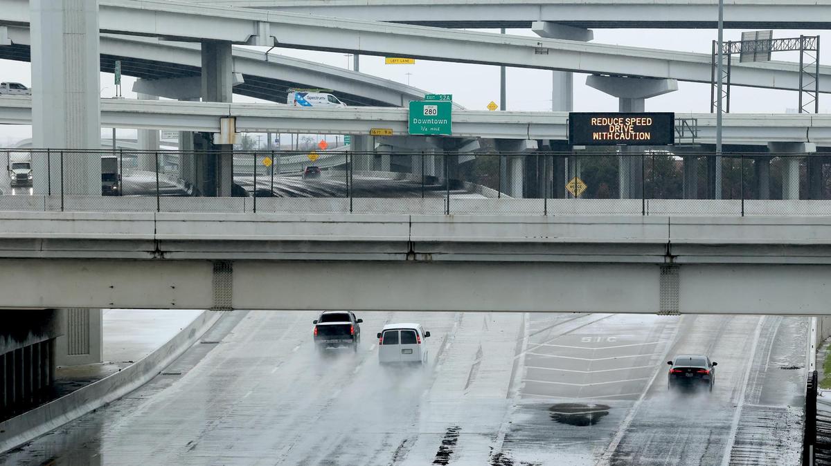 Traffic follows on I-35W as seen from East Vickery Boulevard on South Main Street on Thursday, Jan. 9, 2025, in Fort Worth.