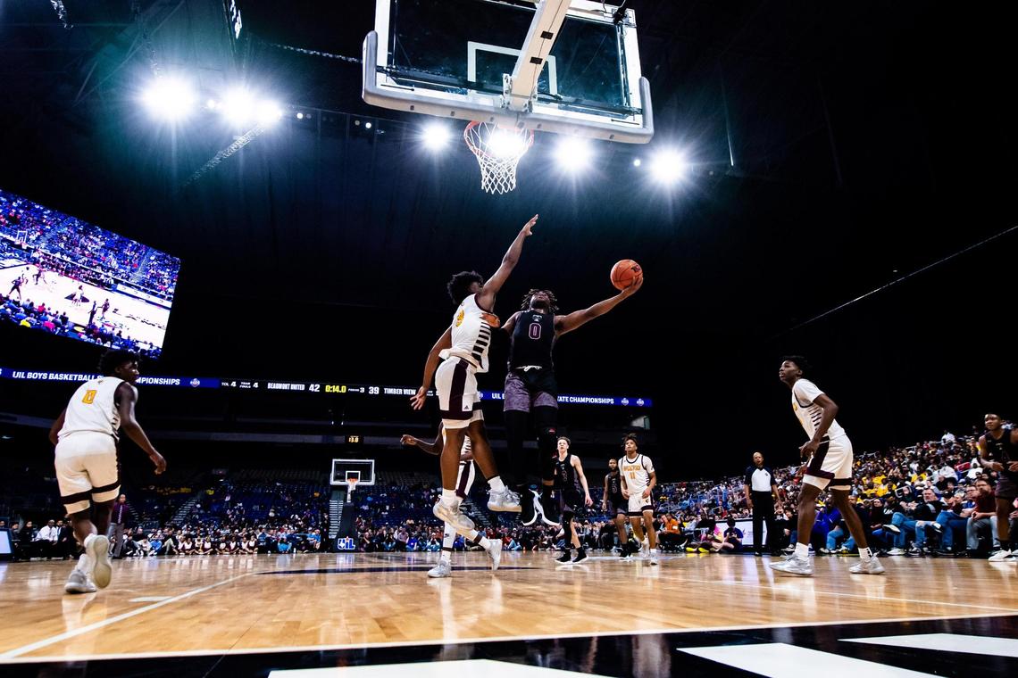 Braylon Crosby (0) attempts a layup during the 5A state final game between Mansfield Timberview and Beaumont United in San Antonio, at the Alamodome, on March 12, 2022. Beaumont United won 62-57.