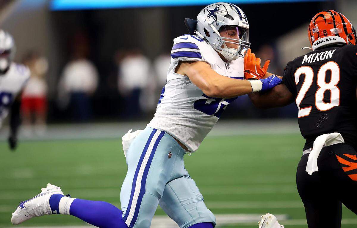 Dallas Cowboys Leighton Vander Esch pushes Cincinnati Bengals’ Joe Mixon to the sidelines on Sunday, September 18, 2022.
