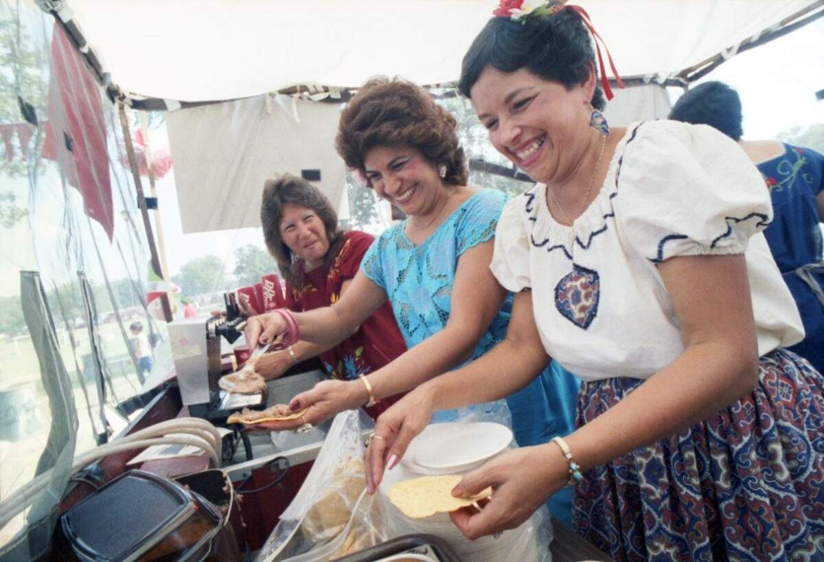Sept. 13, 1986: A group of women are seen preparing food during the Mexican Independence Day fiesta at Marine Park in Fort Worth.