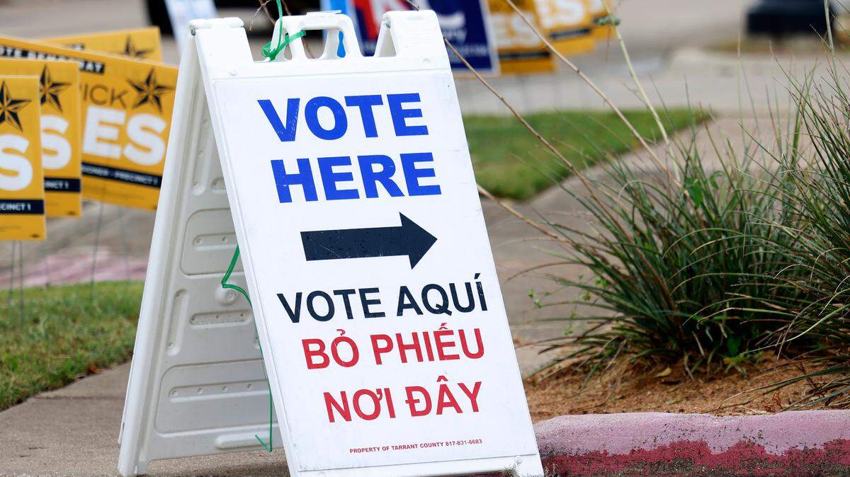 A sign guides voters to the entrance of Southside Community Center in Fort Worth on Election Day.