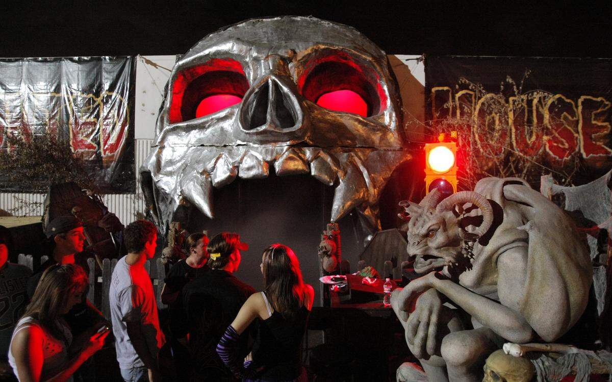 Visitors enter the Cutting Edge Haunted House at 1701 E. Lancaster Ave. on Oct. 7, 2007.