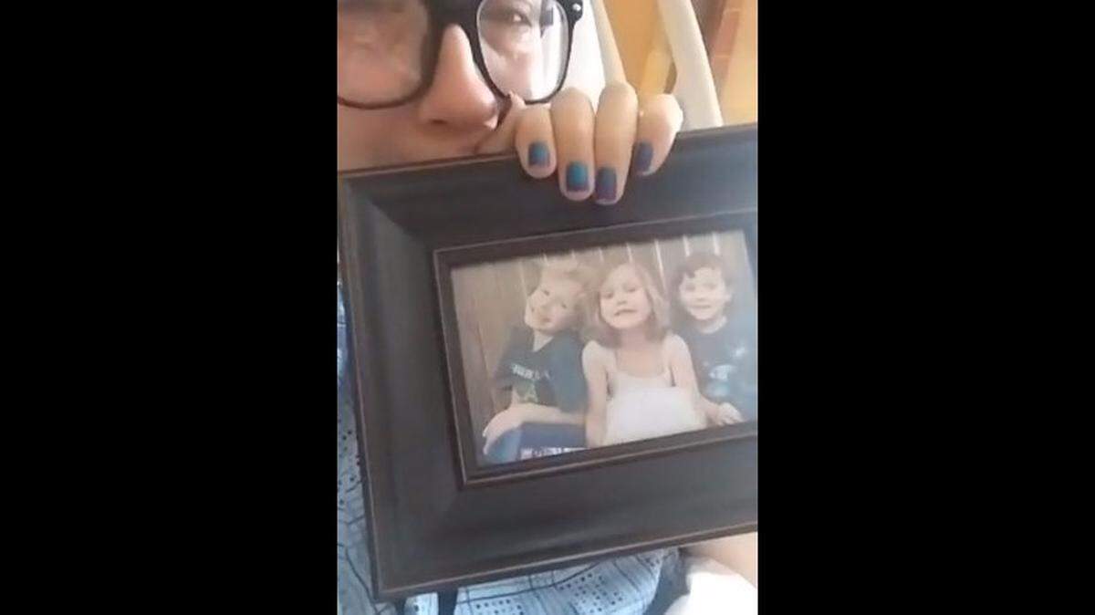 Amanda Simpson shows a photo of her slain children.