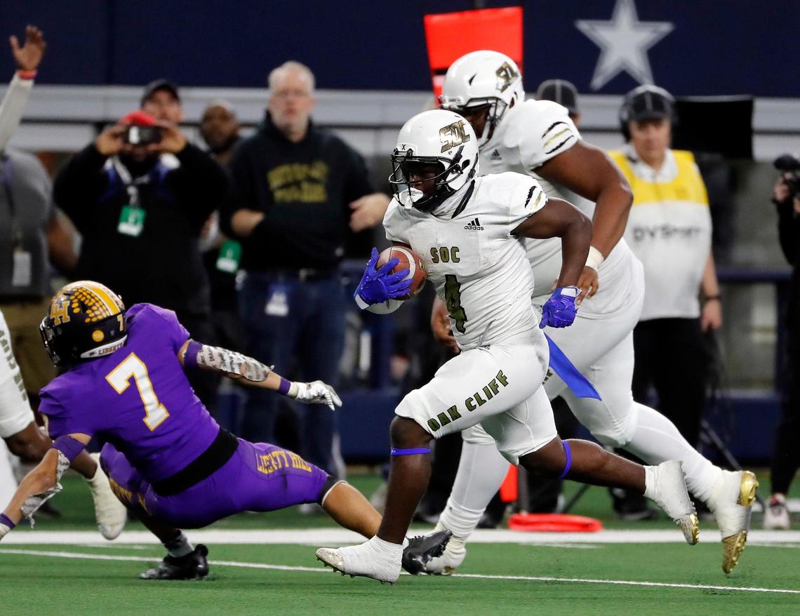 South Oak Cliff running back Qualon Farrar (4) heads to the end zone for a touchdown during a high school 5A division 2 state championship football game at AT&T Stadium in Arlington, Texas, Saturday, Dec. 18, 2021. SOC defeated Liberty Hill 23-14 to bring Dallas its first championship since 1958. (Special to the Star-Telegram Bob Booth)