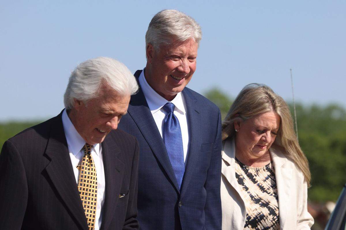 Gateway Church founder Robert Morris enters the Osage County Courthouse in Pawhuska, Oklahoma, accompanied by his wife, Debbie Morris, and his attorney, Mack Martin, on Friday, May 9, 2025. A preliminary hearing in the criminal case against the former North Texas pastor is scheduled to be held Thursday, Sept. 4.