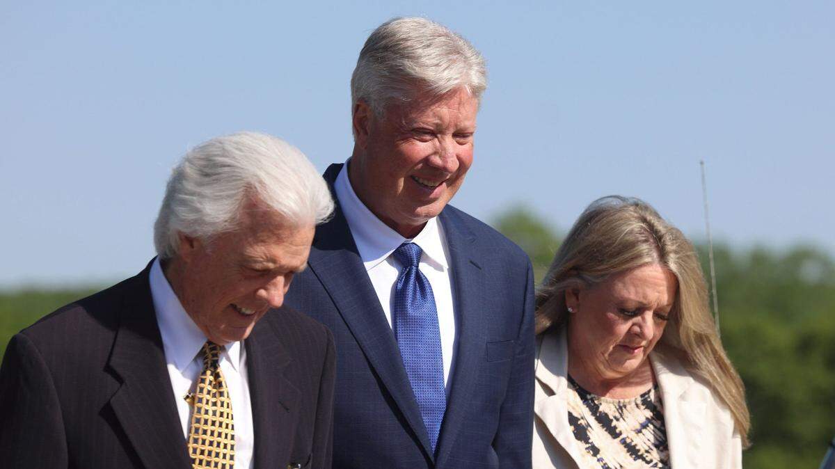 Gateway Church founder Robert Morris enters the Osage County Courthouse in Pawhuska, Oklahoma, accompanied by his wife, Debbie Morris, and his attorney, Mack Martin, on Friday, May 9, 2025.