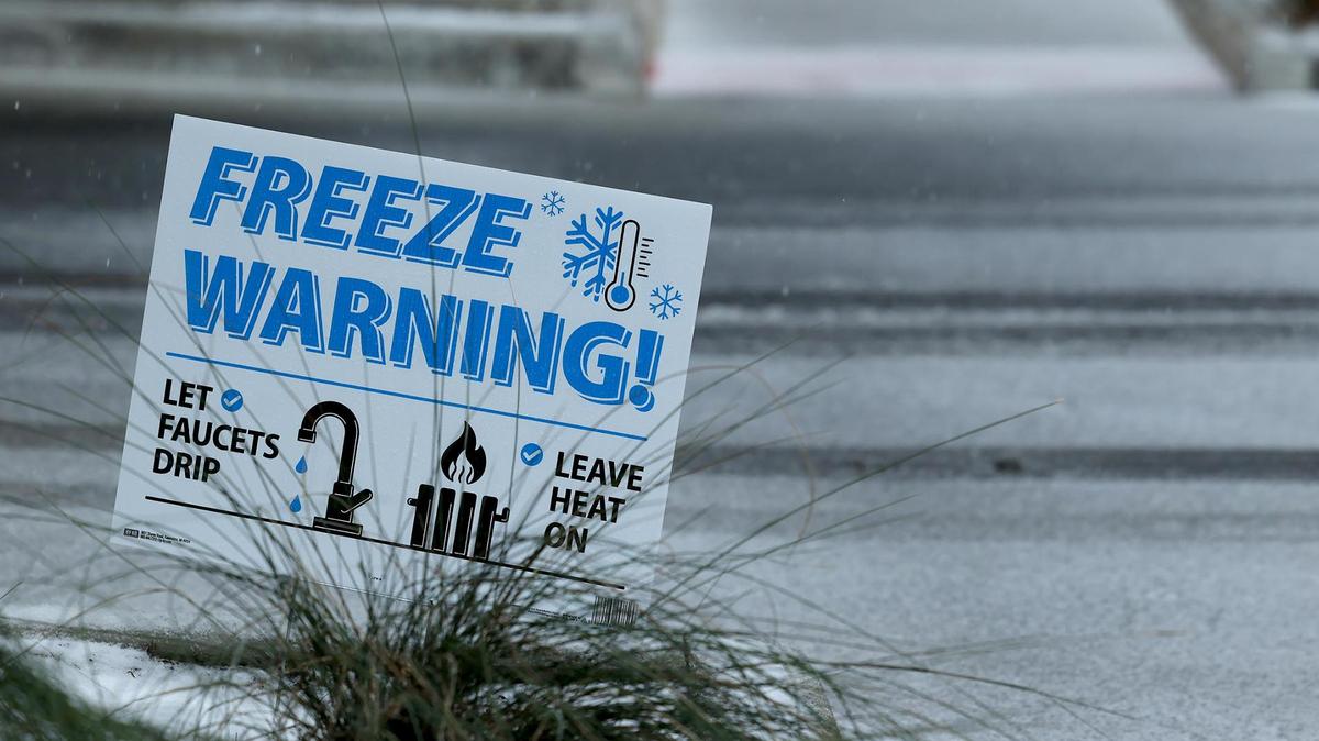 A sign warns of freezing temperatures outside of an apartment complex in the Near Southside neighborhood of Fort Worth on Thursday, Jan. 9, 2025.