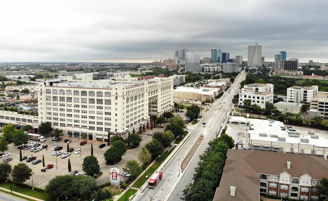 Traffic flows from on West 7th Street from downtown to the Cultural District on Tuesday, August 30, 2022. New bike lanes and medians on Seventh Street have made it narrower.