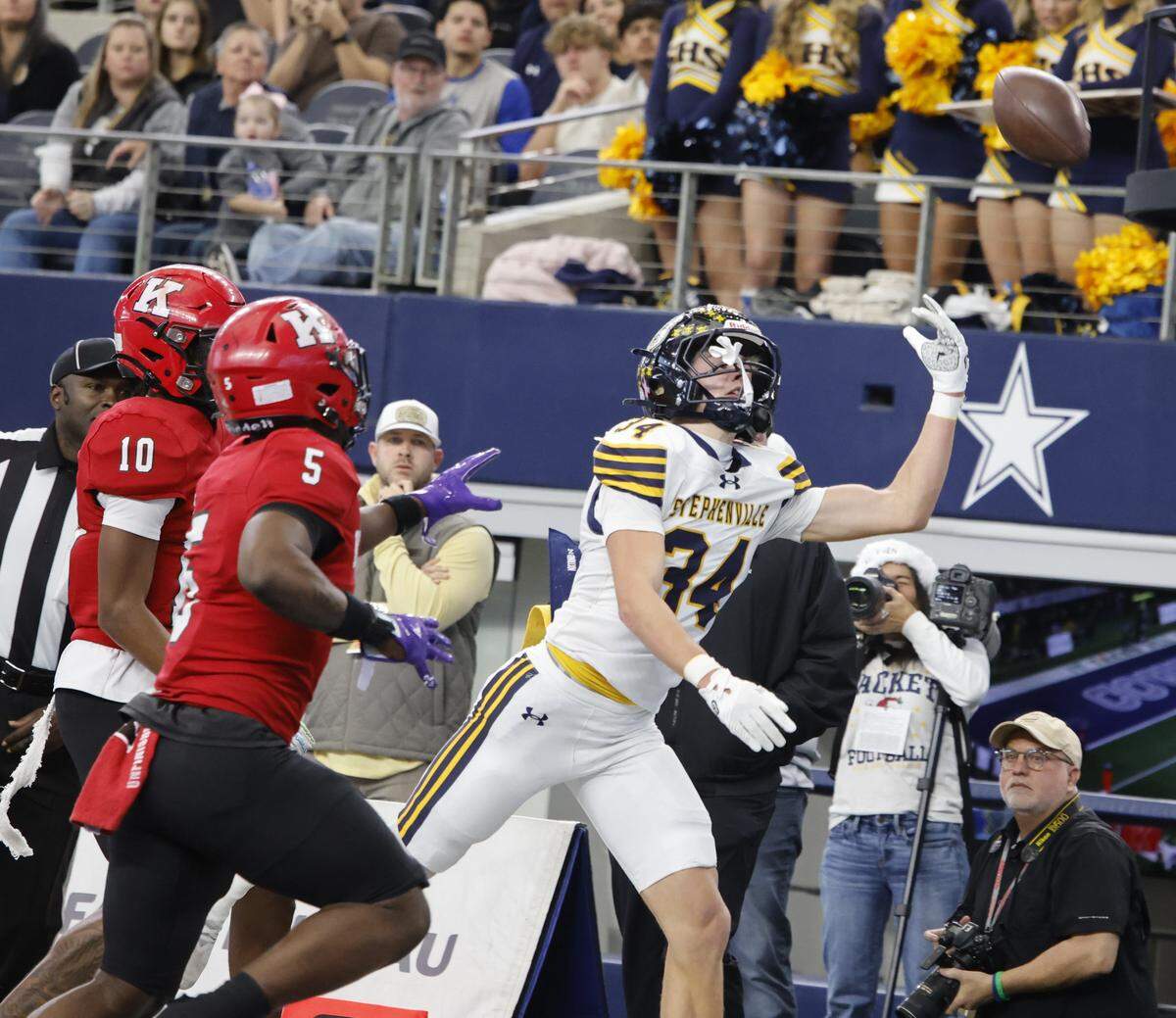 Stephenville quarterback Trot Jordan (17) over shoots everyone in the end zone including wide receiver Caden Monk (34), Kilgore linebacker Isaiah Watters (5) and defensive back Tyler Johnigan (10) during the first half of the UIL Class 4A Division I championship game on Friday Dec. 19, 2025 at AT&T Stadium in Arlington, Texas.