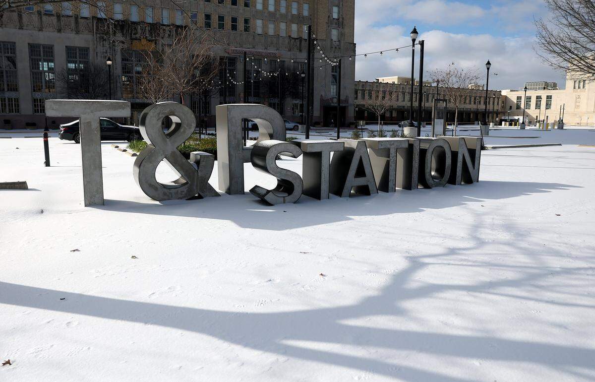 Road crews plow an eastbound lane of Interstate 30 in downtown Fort Worth on Sunday, Jan. 25, 2026.