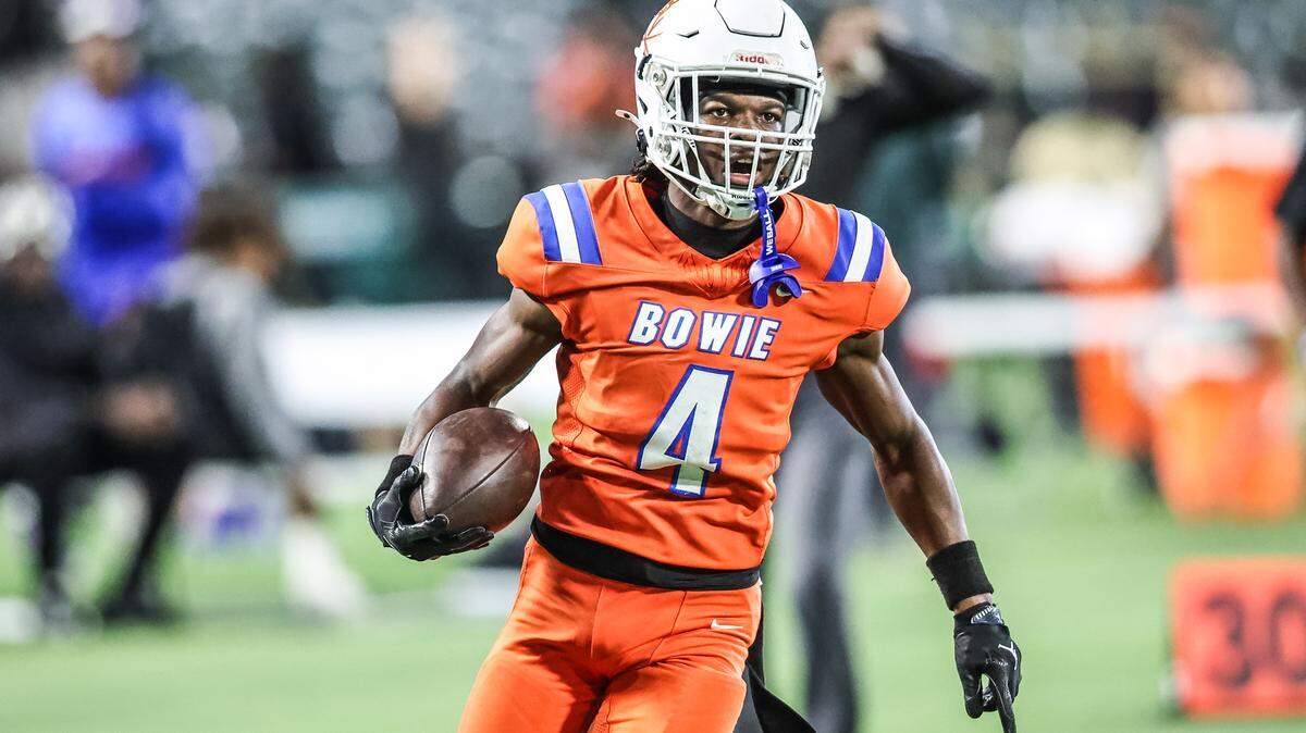 Arlington Bowie receiver Keidric Osunde-Brown (4) scores on a 71-yard reception against Haltom on Thursday at Choctaw Stadium in Arlington.