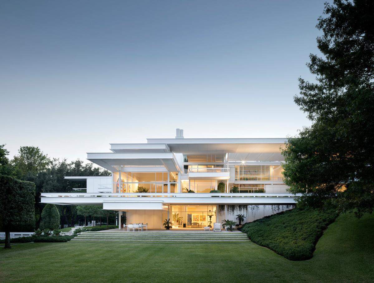 Exterior of the Bass House in Westover Hills, designed by Paul Rudolph.