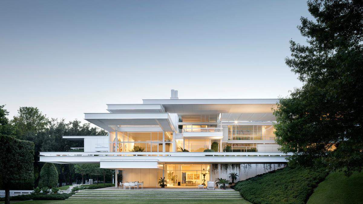 Exterior of the Bass House in Westover Hills, designed by Paul Rudolph.