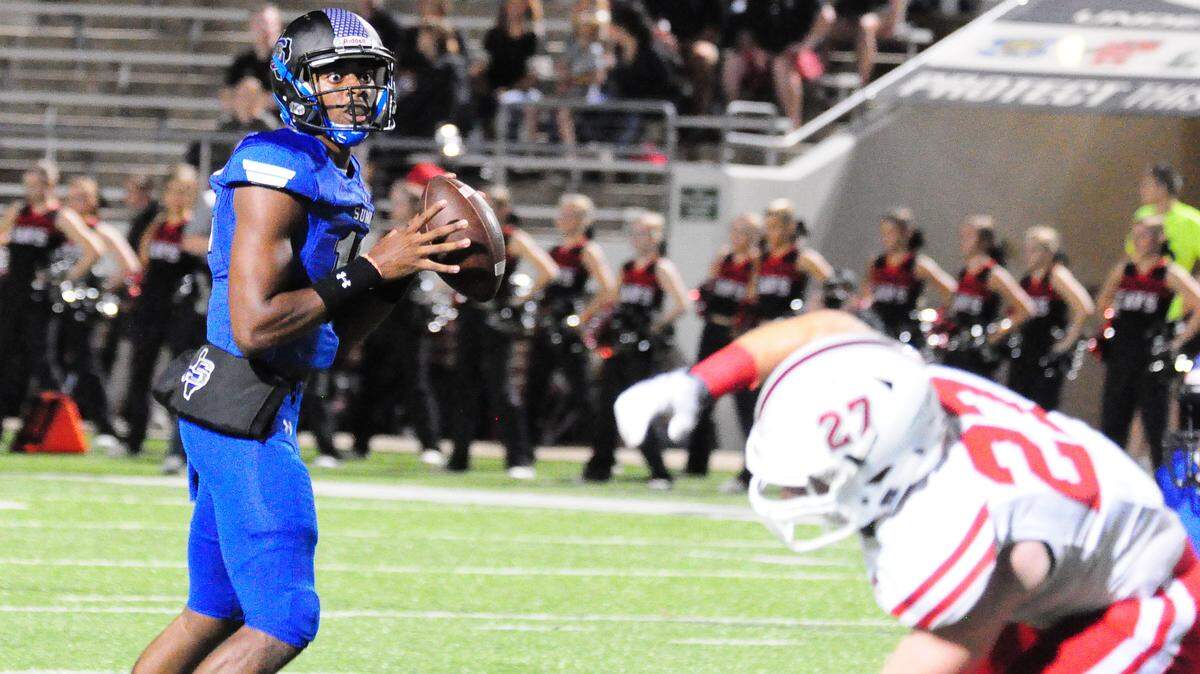 Mansfield Summit quarterback Brysen McKinney, left, in action earlier this season, and the Jaguars
fell 45-24 Friday night to South Grand Prairie to create a five-way tie atop District 7-6A.