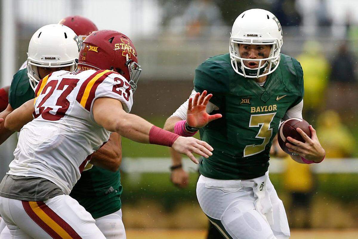 WACO, TX - OCTOBER 24: Jarrett Stidham #3 of the Baylor Bears runs against Darian Cotton #23 of the Iowa State Cyclones in the second half at McLane Stadium on October 24, 2015 in Waco, Texas. (Photo by Ron Jenkins/Getty Images)