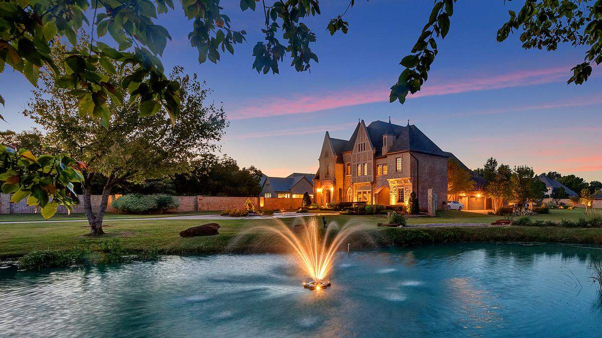 The home at 2404 Glade Road will auction with a reserve of $1.9M. Bidding will be held November 12 through November 15.