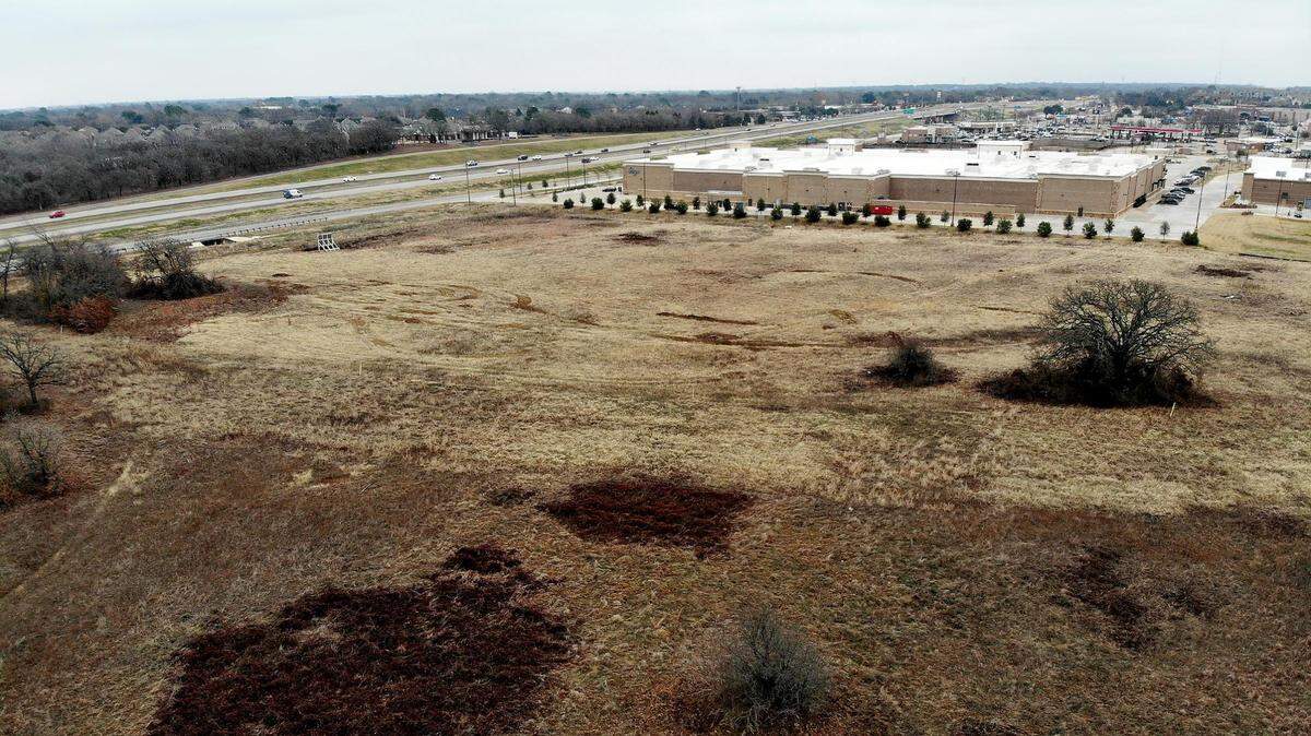Developers have proposed turning vacant lot at 5900 U.S. 287 Frontage Road into a 135-unit community. The property is in Arlington and Kennedale school district’s attendance zone.