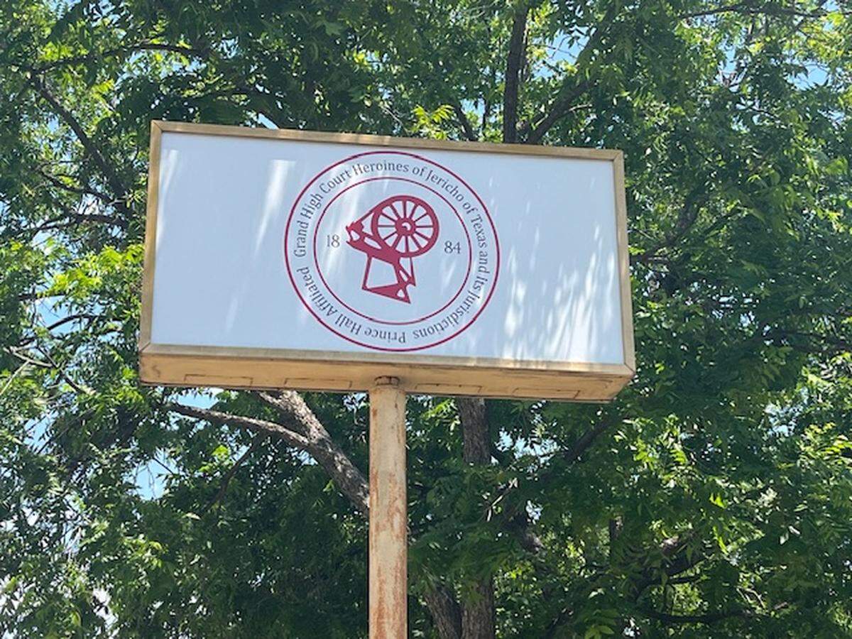 The Grand High Court of Heroines of Jericho’s symbol is a spinning wheel, which represents the many threads in society that work to keep the community together and vibrant.