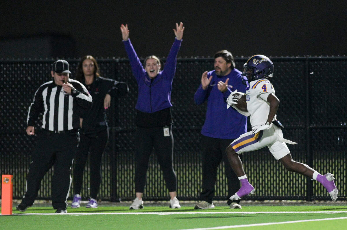 Richardson wide receiver Dameon Crowe (4) runs in for a touchdown during a UIL bi-district playoff football game against Haltom at Birdville ISD Fine Arts/ Athletic Complex in North Richland Hills, Texas on Friday, Nov. 15, 2024.