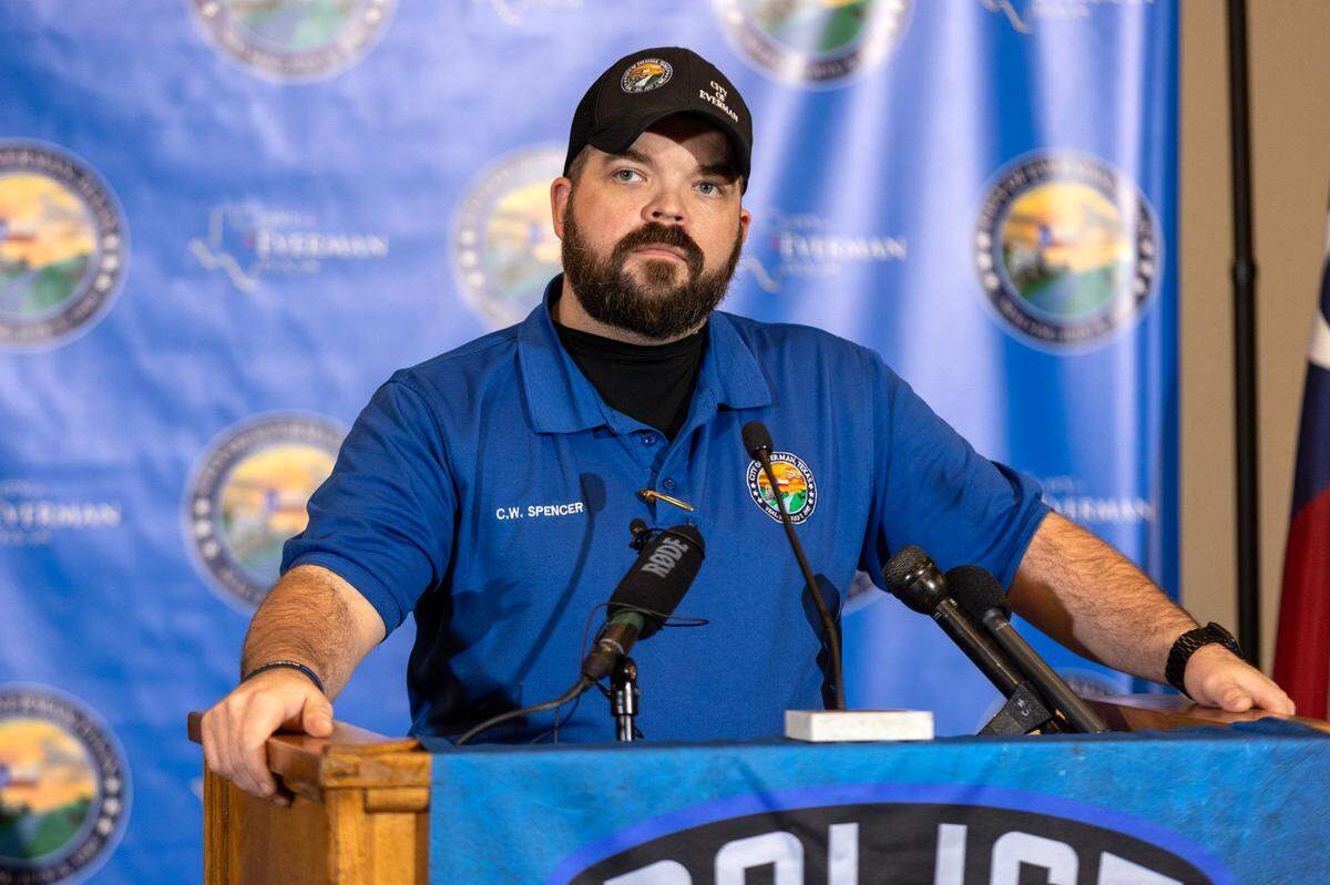 El jefe de policía de Everman, Craig Spencer, habla en una rueda de prensa en el Everman Civic Center, el martes 28 de marzo de 2023. Spencer habló sobre la investigación de la desaparición de Noel Rodríguez-Álvarez, de 6 años, a quien no se ha visto desde noviembre de 2022.