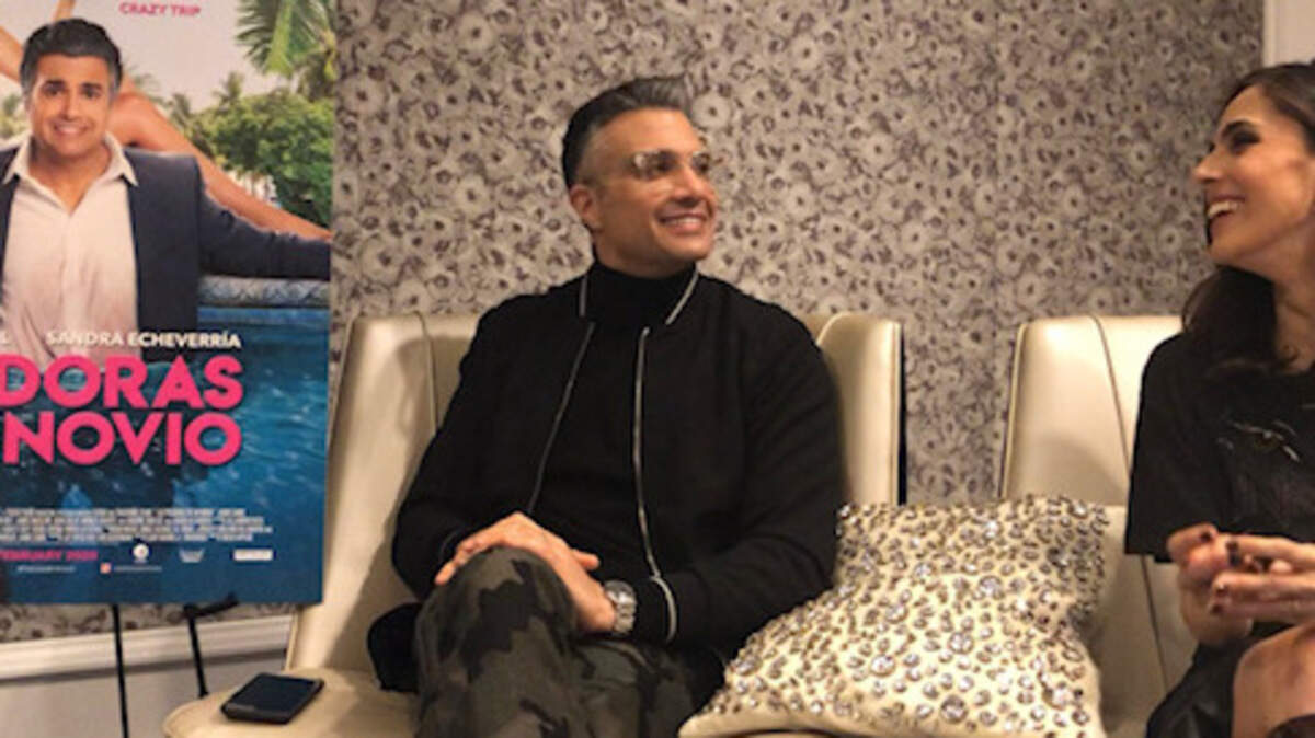 Jaime Camil (Izq.) y Sandra Echeverría durante la promoción en Dallas de su nueva cinta “Las píldoras de mi novio”.