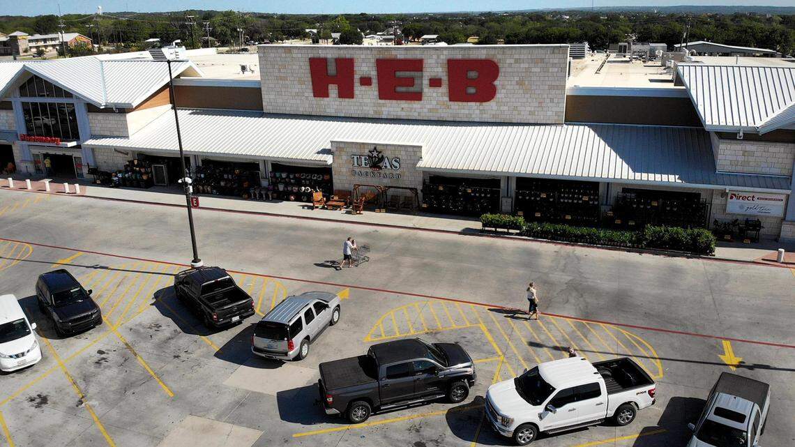 A view of the front of the H-E-B grocery store in Hudson Oaks, Texas. 