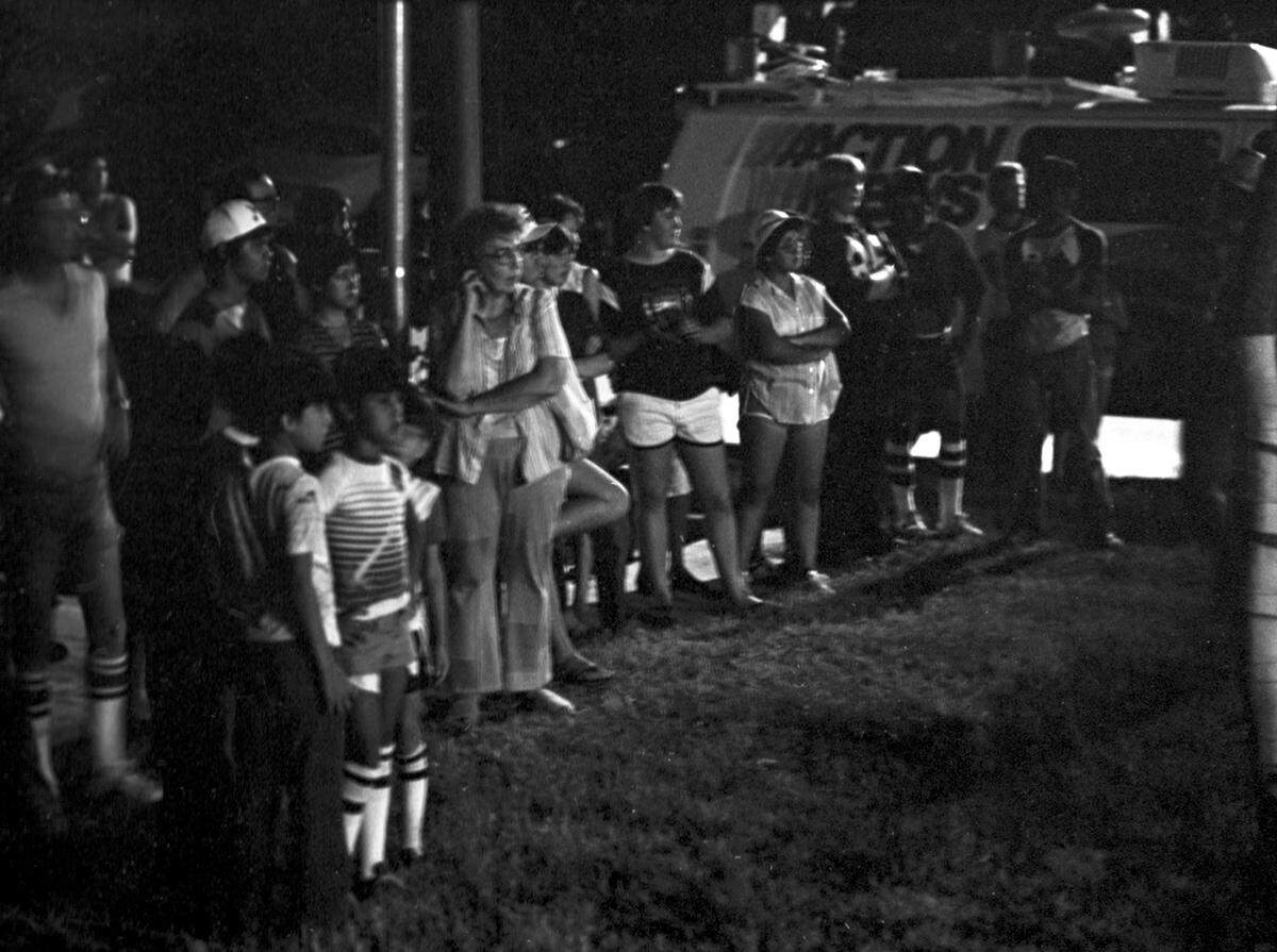 Local citizens and members of the press gathered at the Collin County Sheriff’s Office prior to the arrival of suspect Candace Montgomery, June 26, 1980.