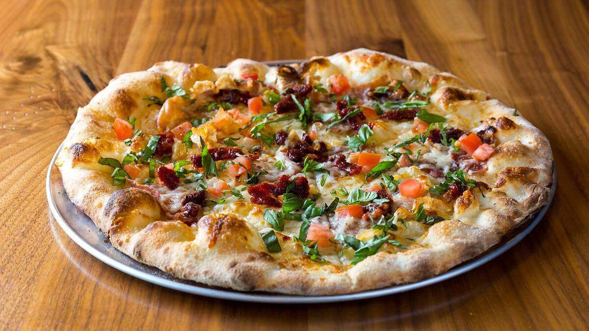 The Italian Stallion pizza at Smokin’ Oak Wood-Fired Pizza has olive oil, prosciutto, Roma tomato, crushed red pepper, garlic, sun-dried tomato, basil, cracked pepper and mozzarella.