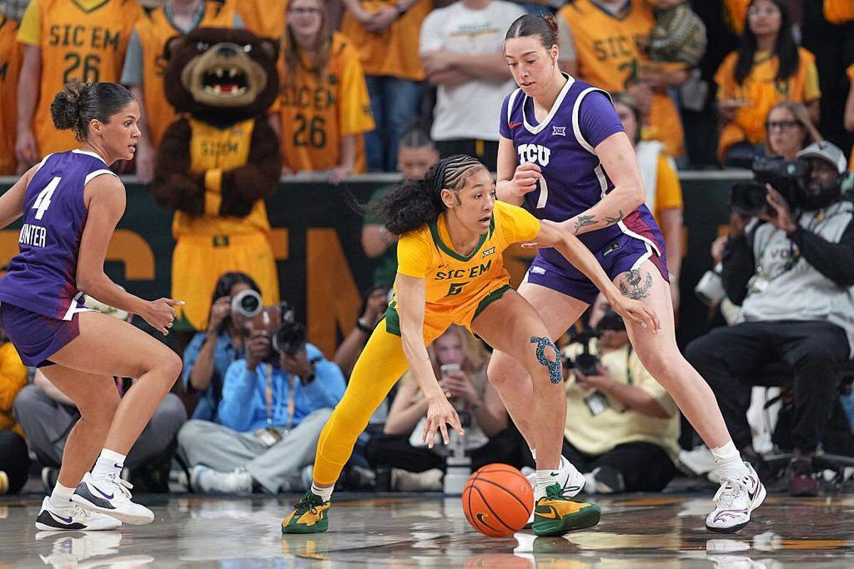 WACO, TEXAS - FEBRUARY 12: Darianna Littlepage-Buggs #5 of the Baylor Bears drives to the basket against Marta Suarez #7 of the TCU Horned Frogs during the first half at Foster Pavilion on February 12, 2026 in Waco, Texas. (Photo by Scott Wachter/Getty Images)