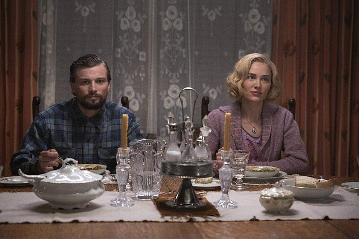 Darren Mann as Jack and Michelle Randolph as Elizabeth in season 2, episode 1 of “1923” streaming on Paramount+.
