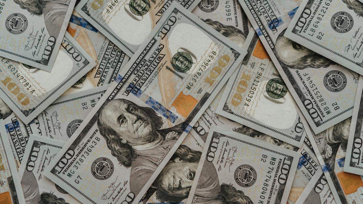 Spread of money. Stock.
