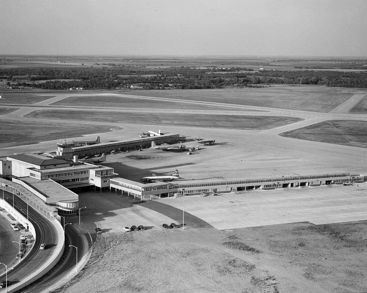 Sept. 14, 1953: Six airliners unloading and picking up passengers at the Greater Fort Worth International Airport terminal’s two long “fingers.” At upper left is an American Airlines plane en route from New York to Mexico City. At upper right is a Delta-C&S plane (operating interchange service with American Airlines and National Airlines) en route from Miami to San Francisco. On the lower side of the top finger, at left, is an American Airlines that flies to El Paso. To its right is an American Airlines plane en route from New York to Los Angeles. To the extreme right is a Delta-C&S plane (operating interchange service with American Airlines) en route from Atlanta to Los Angeles. At the lower finger is a Braniff Airways plane en route from Chicago to Corpus Christi.