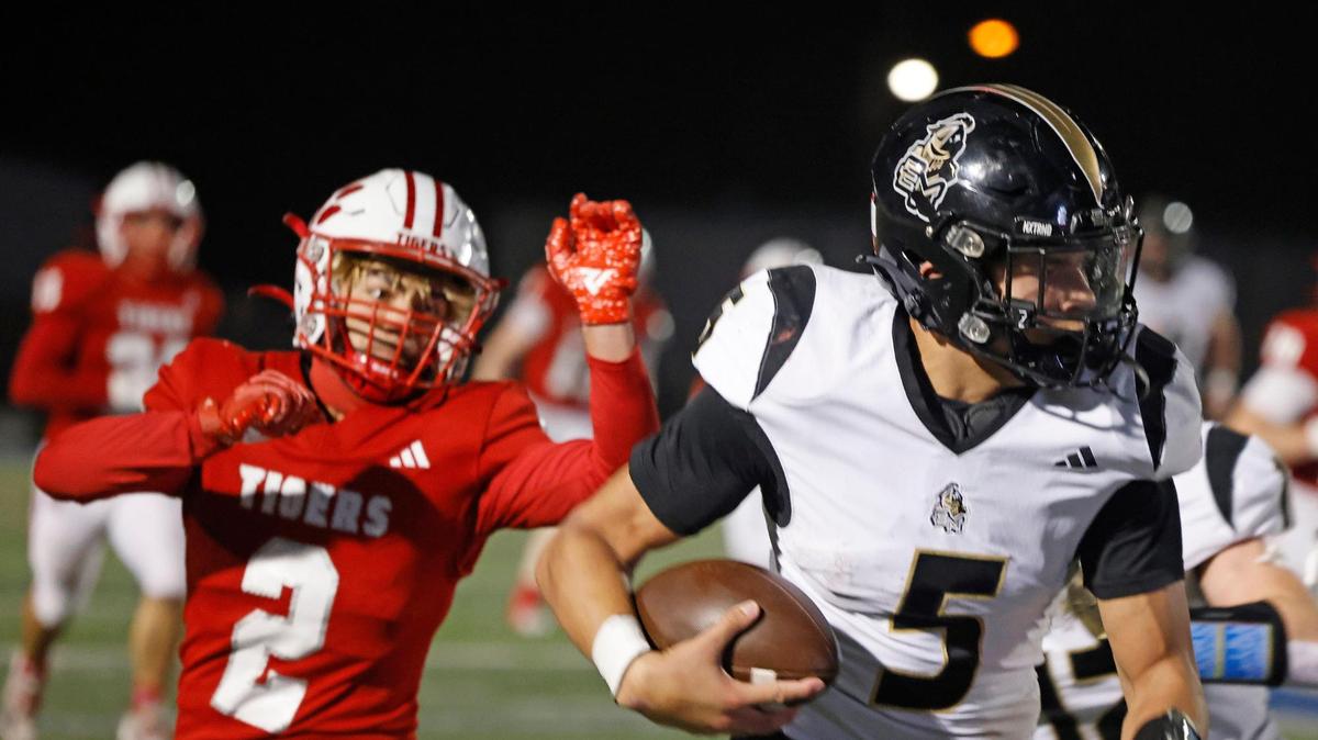 Eagle Mountain wide receiver Justin Fox (5) heads down the sidelines for a touchdown that was called back on an illegal pass penalty during an UIL 4A D2 Region 1 Bi-district football playoff game at Kangaroo Stadium in Weatherford, Texas, Friday, Nov. 15, 2024.