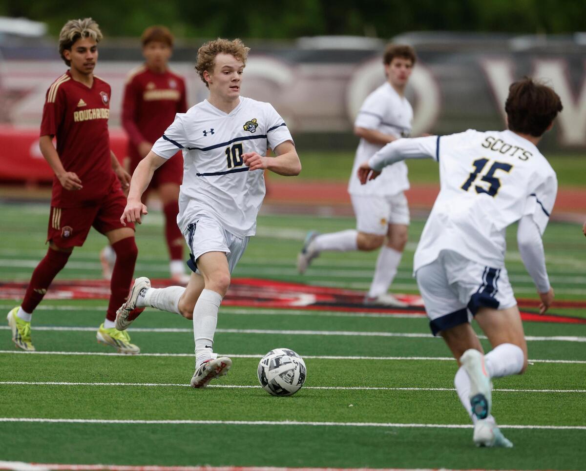 Highland Park striker Jake Rhine (10) crosses mid field during the Class 5A D2 UIL state semifinal boys soccer playoff game at Buddy Echols Field in Coppell, Texas, Saturday, Apr. 05, 2025.