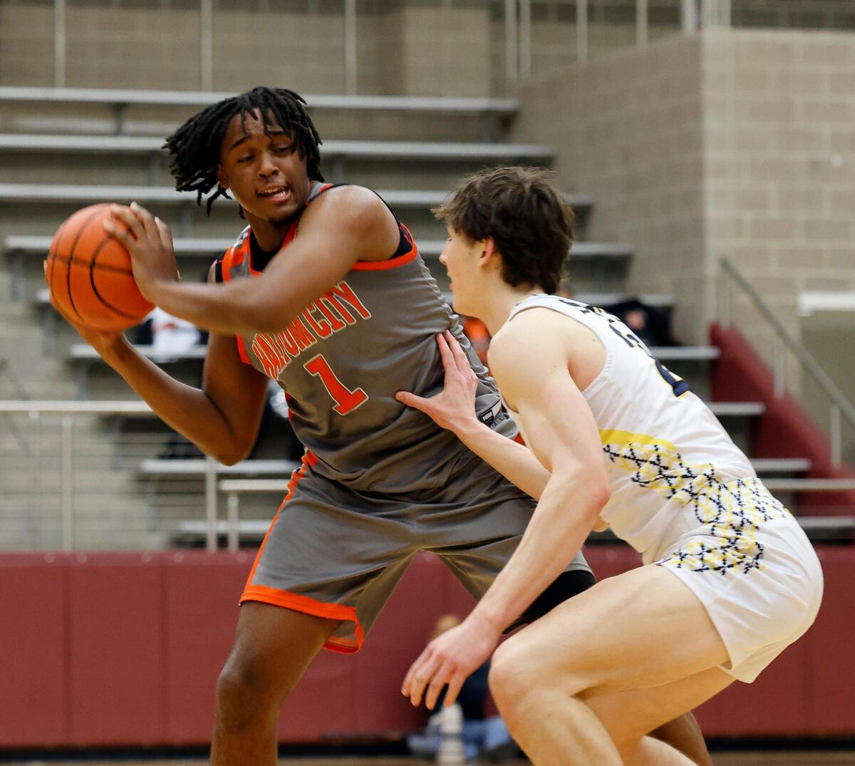 Haltom forward Baron Smith (1) passes the ball around Highland Park forward Riley Dering (22) in the second period of a UIL Conference 6A Division 1 boys bi-district basketball playoff game at Lewisville High School in Lewisville, Texas, Tuesday, Feb. 20, 2024.