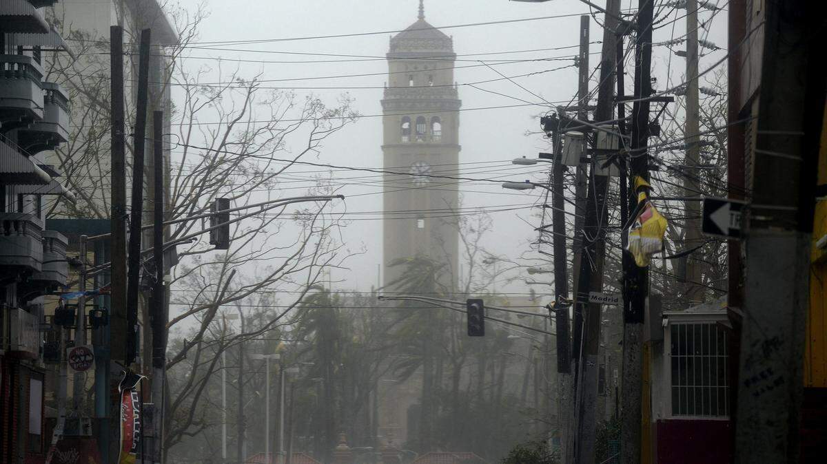 Una calle de San Juan (Puerto Rico), tras el paso del huracán María el año pasado.  Un estudio encargado por las autoridades de Puerto Rico revela que la cifra de personas muertas como consecuencia del huracán se elevó a 2,975 personas entre septiembre de 2017 y febrero de 2018.