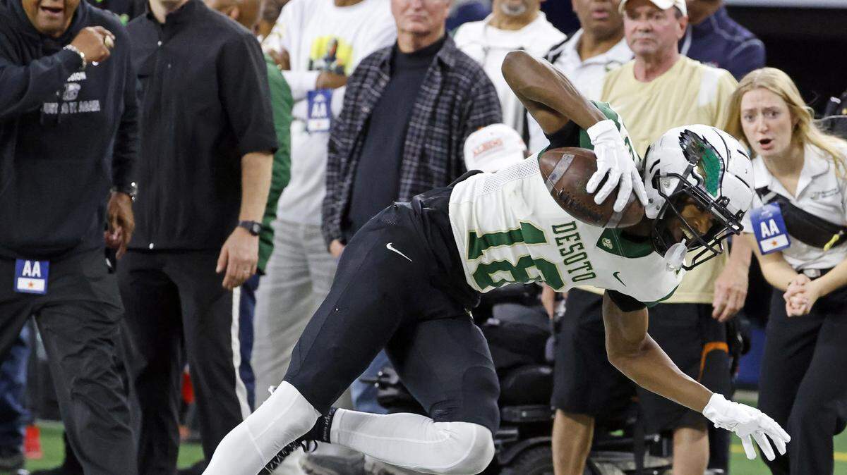 DeSoto wide receiver Ethan Feaster tightropes the sideline for a catch during the first half of the Class 6A Division II state championship game Saturday, Dec. 16, 2023, at AT&T Stadium in Arlington.
