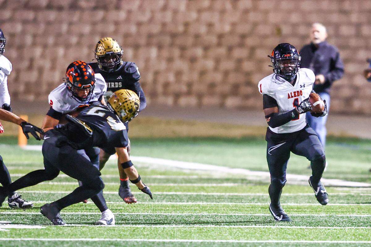 Aledo running back Raycine Guillory Jr. gets around the end on his 76-yard touchdown run against Abilene in the Friday, Nov. 22 playoff game at Newsom Stadium in Mansfield. Special to the Star-Telegram / Tom Marvin