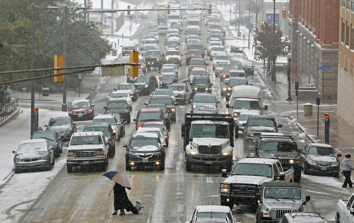 Feb. 27, 2015: Weatherford Street in downtown Fort Worth at the Criminal Courts building was a parking lot near the noon hour as businesses and some of the courts ended business for the day. Subfreezing temperatures, paired with morning snow, closed businesses and brought traffic to a standstill.