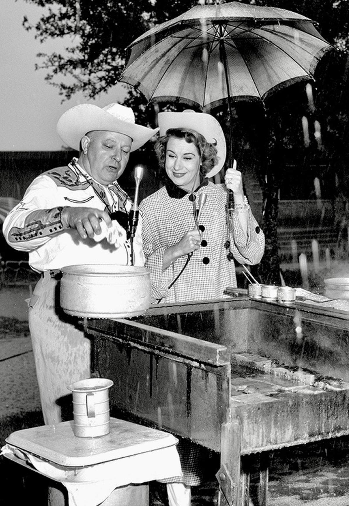 Walter Jetton demonstrates his famous barbecue sauce recipe for Arlene Francis on the rain-drenched patio of Western Hills Hotel during the national telecast of “Home” May 10, 1954.