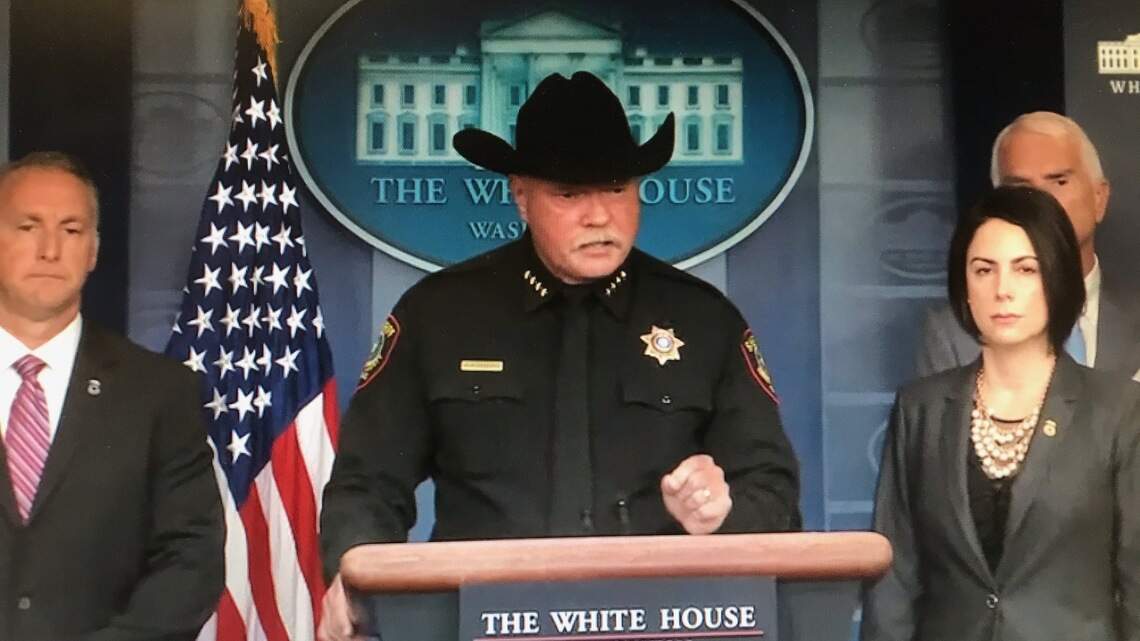 Critican los comentarios que hizo sheriff del condado Tarrant sobre inmigrantes