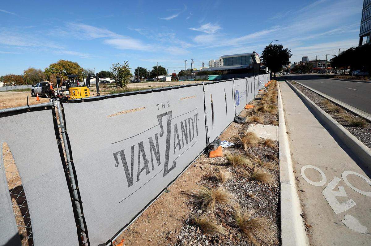 A fence surrounds an empty lot on the 2800 block of West 7th Street that will be transformed into mixed use property on Monday, November 27, 2023, in Fort Worth.