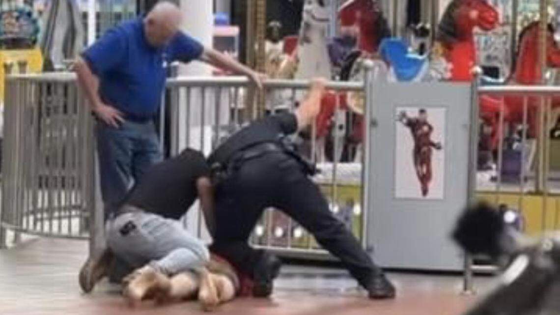 Agentes de seguridad inmovilizan a Brandon Zapata, de 20 años, en La Gran Plaza, el 11 de abril de 2023. Tras ser esposado, la policía de Fort Worth dijo que Zapata mostró signos de sufrimiento médico. Murió poco después. Se está investigando la causa de su muerte.