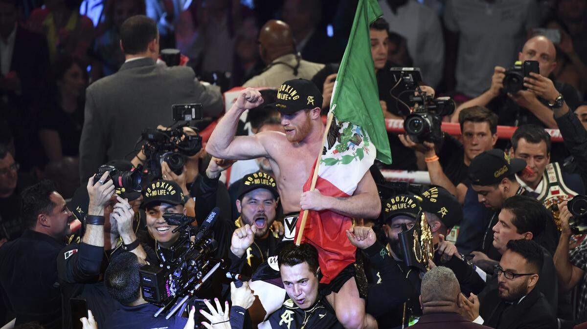 El boxeador mexicano Saúl “Canelo” Álvarez se convirtió en nuevo campeón mediano del Consejo Mundial de Boxeo y de la Asociación Mundial de Boxeo, tras vencer por decisión mayoritaria al kazajo Gennady Golovkin.