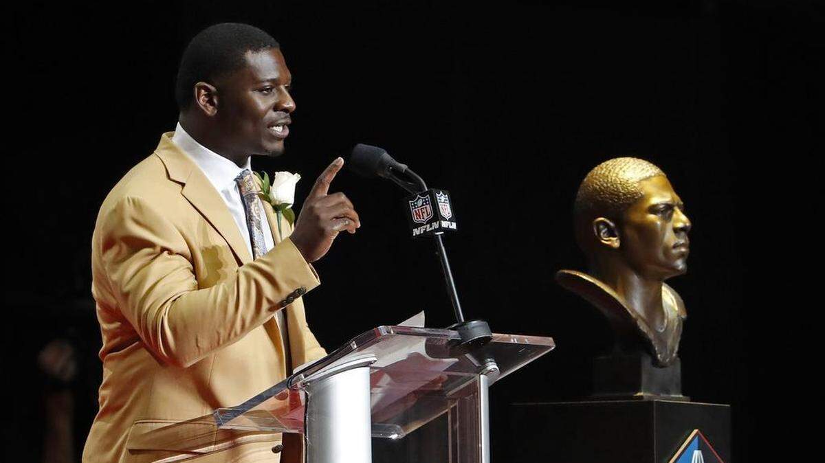 Former TCU Horned Frog and Pro Football Hall of Fame member LaDainian Tomlinson is partnering with the Star-Telegram to honor the area's top high school athletes.