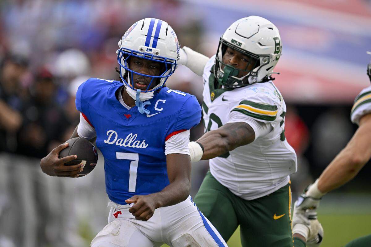 Sep 6, 2025; Dallas, Texas, USA; SMU Mustangs quarterback Kevin Jennings (7) eludes Baylor Bears linebacker Matthew Fobbs-White (50) during the second half at Gerald J. Ford Stadium. Mandatory Credit: Jerome Miron-Imagn Images