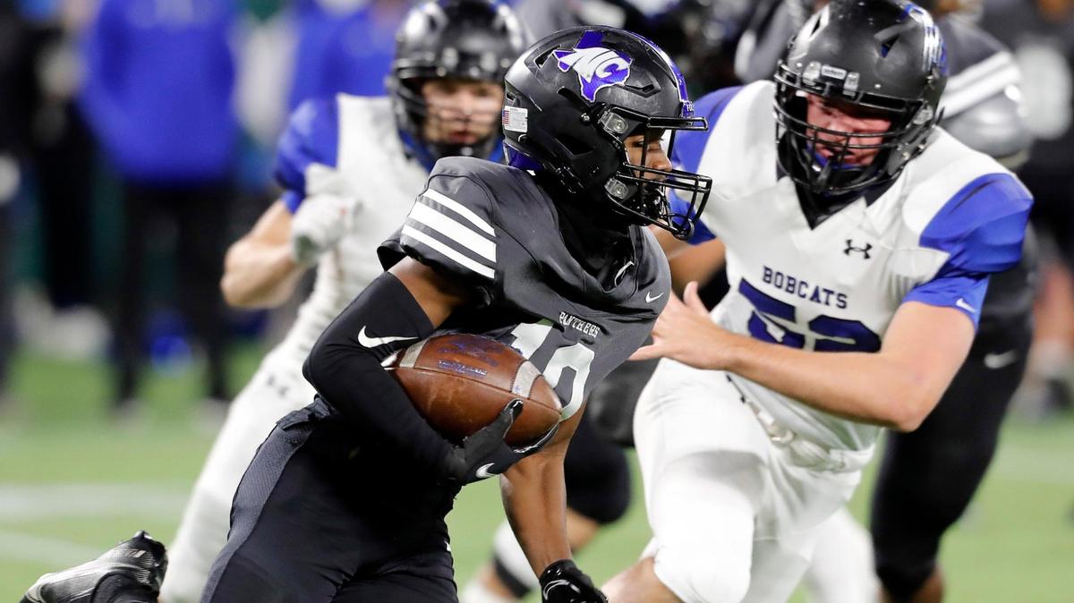 North Crowley quarterback Quinton Jackson (10) tries the right side chased by Byron Nelson’s Cooper Donoho (52) during a high school 6A Division 2 bi-district football playoff game at Globe Life Park in Arlington, Texas, Friday, Dec. 11, 2020. Byron Nelson led 7-3 at the half. (Special to the Star-Telegram Bob Booth)