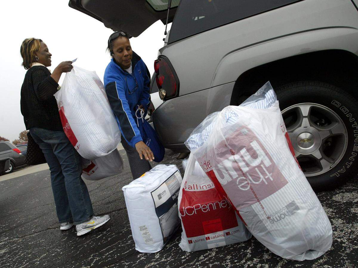 Nov. 24, 2006: Denise Hill, left, and her sister, Esther Coleman, load bags into their car on Black Friday morning at a JC Penney at Parks Mall in Arlington.
